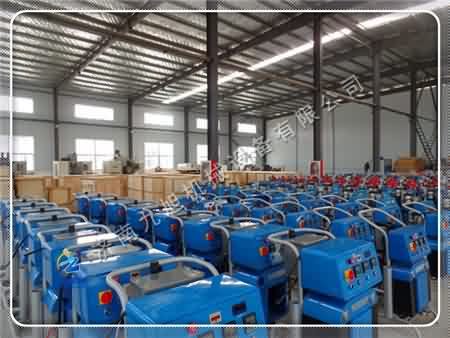 聚氨酯發(fā)泡機(jī)是怎樣制成的呢(圖1) 聚氨酯發(fā)泡機(jī)是怎樣制成的呢